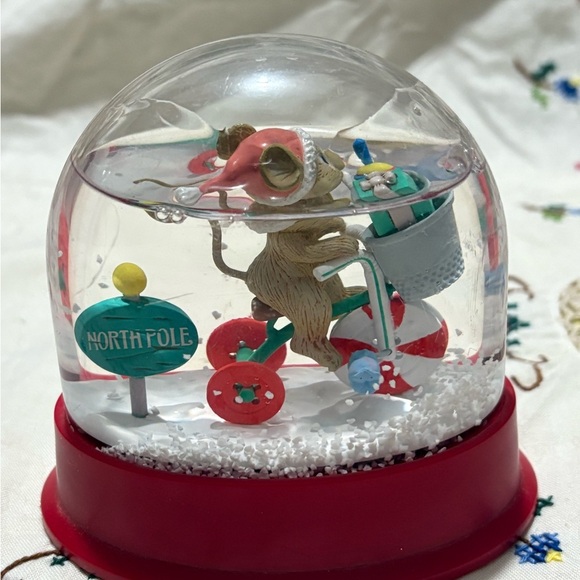 Vintage 1993 Christmas Mouse Snow Globe with Red Base - Picture 4 of 7